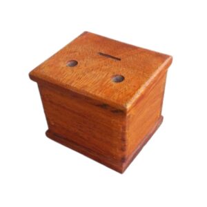 Alcancia Modelo Carita Forma Recta de Color Natural y Madera Huayruro: Diseño Auxiliar